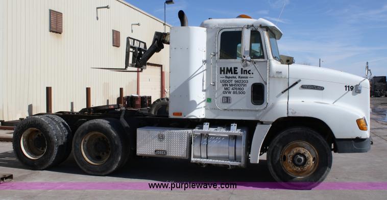 image for item 4880 1991 Freightliner FLD112 semi truck