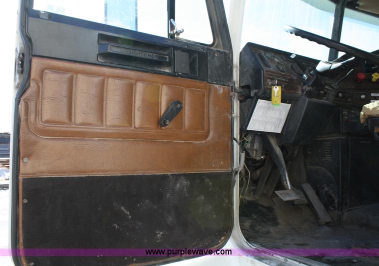 image for item 4880 1991 Freightliner FLD112 semi truck