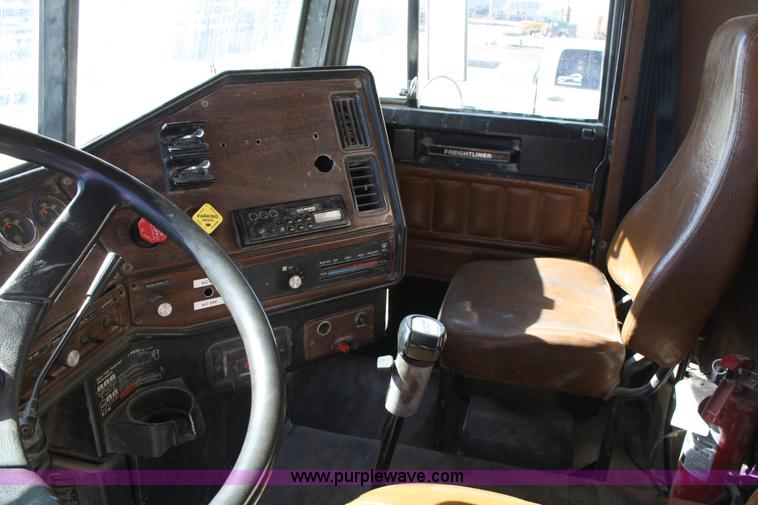 image for item 4880 1991 Freightliner FLD112 semi truck