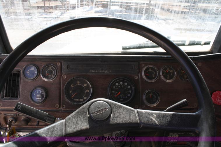 image for item 4880 1991 Freightliner FLD112 semi truck