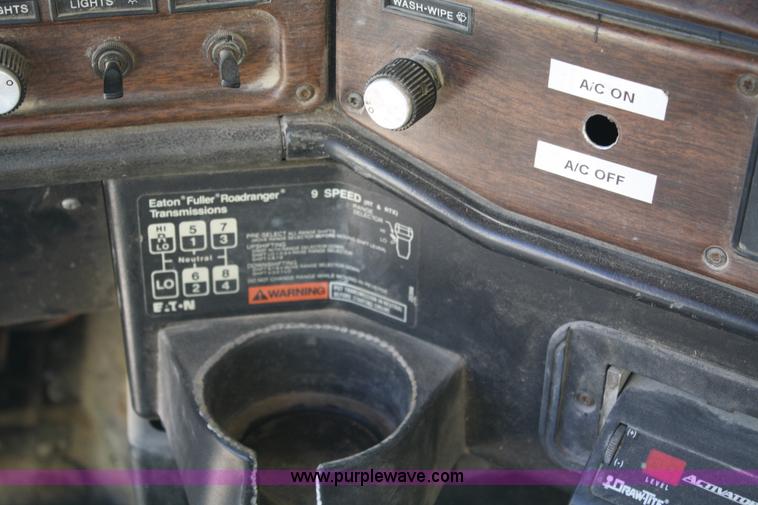 image for item 4880 1991 Freightliner FLD112 semi truck