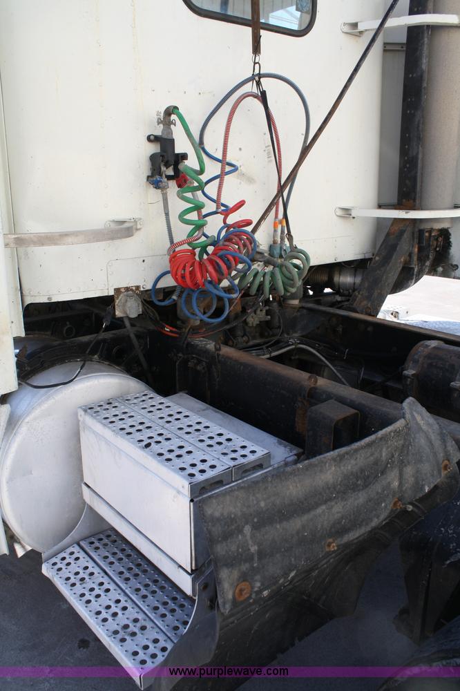 image for item 4880 1991 Freightliner FLD112 semi truck