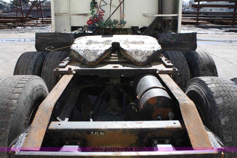 image for item 4880 1991 Freightliner FLD112 semi truck