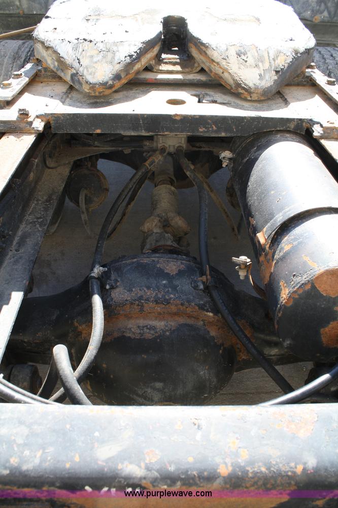 image for item 4880 1991 Freightliner FLD112 semi truck