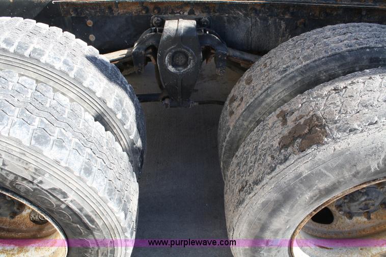 image for item 4880 1991 Freightliner FLD112 semi truck