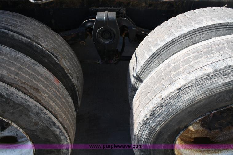 image for item 4880 1991 Freightliner FLD112 semi truck