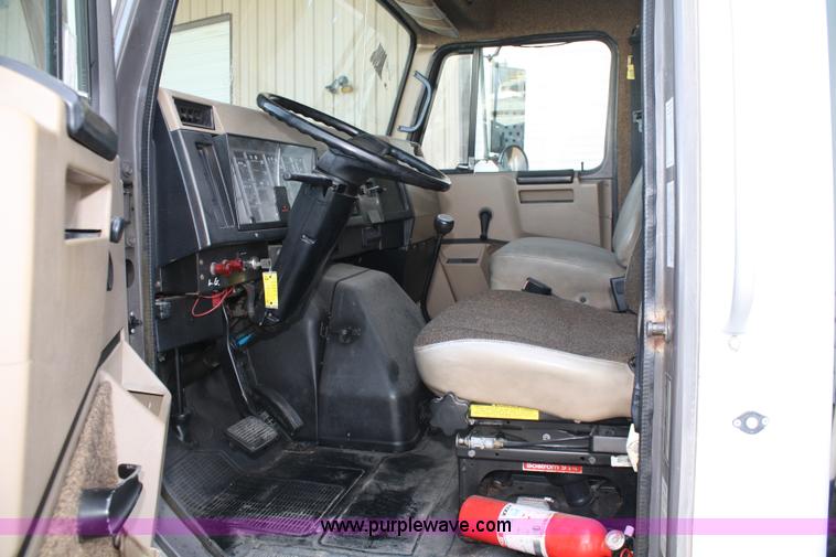 image for item 4952 1994 International 4900 reefer truck