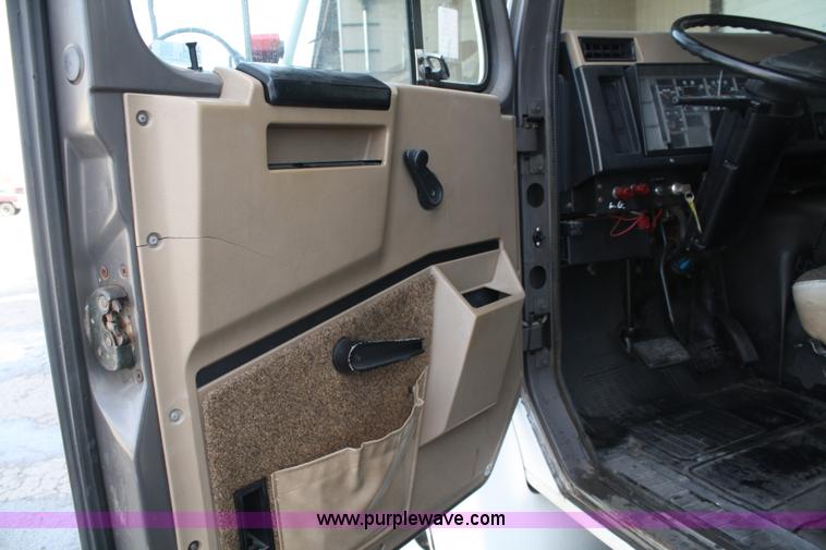 image for item 4952 1994 International 4900 reefer truck