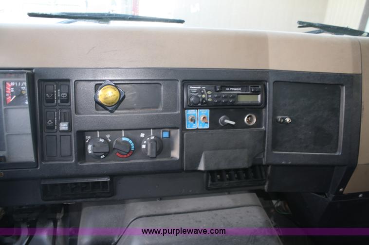 image for item 4952 1994 International 4900 reefer truck