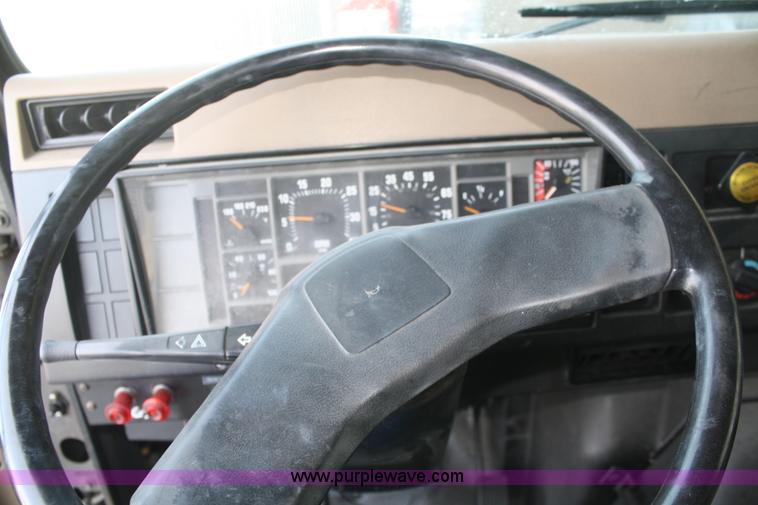 image for item 4952 1994 International 4900 reefer truck