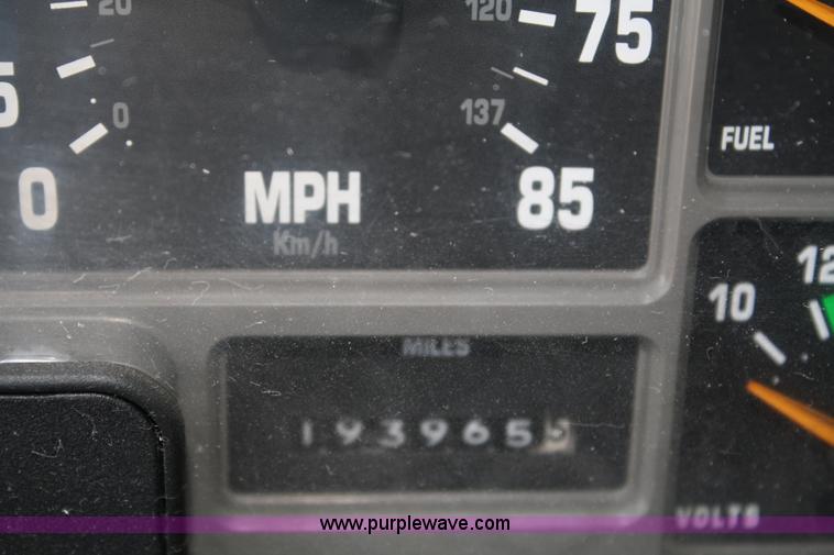 image for item 4952 1994 International 4900 reefer truck