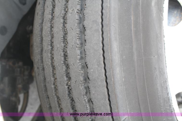 image for item 4952 1994 International 4900 reefer truck