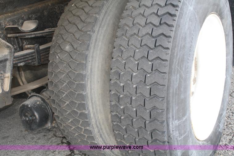 image for item 4952 1994 International 4900 reefer truck