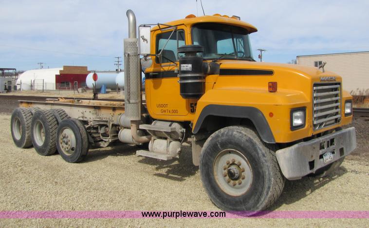 image for item 5169 1995 Mack RD690S cab and chassis