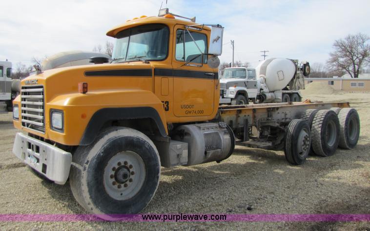 image for item 5169 1995 Mack RD690S cab and chassis