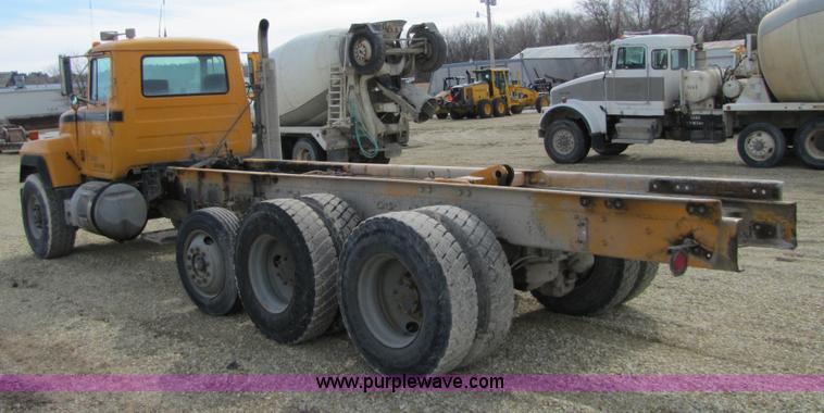 image for item 5169 1995 Mack RD690S cab and chassis