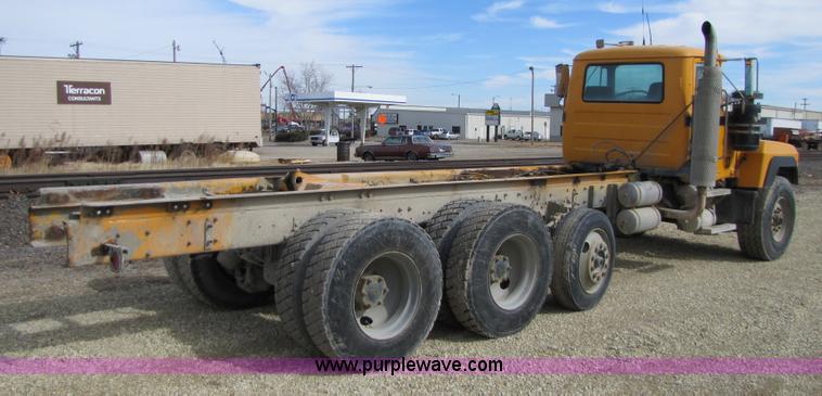 image for item 5169 1995 Mack RD690S cab and chassis