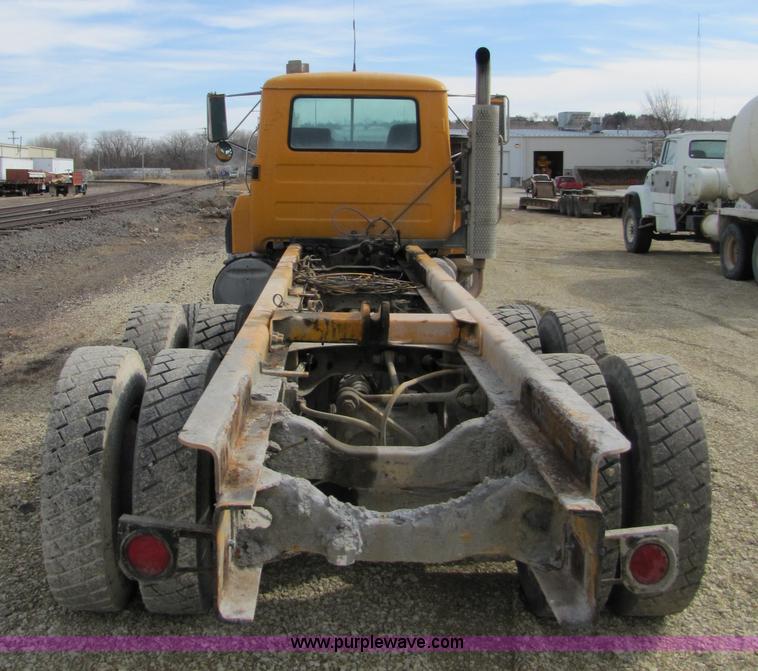 image for item 5169 1995 Mack RD690S cab and chassis