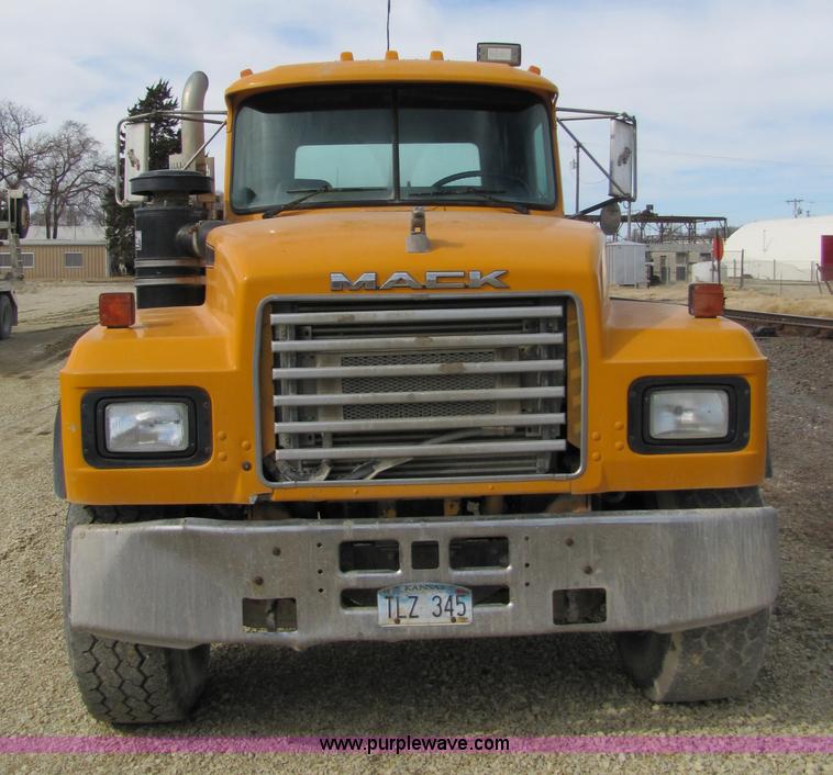 image for item 5169 1995 Mack RD690S cab and chassis