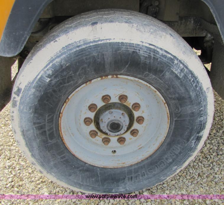 image for item 5169 1995 Mack RD690S cab and chassis