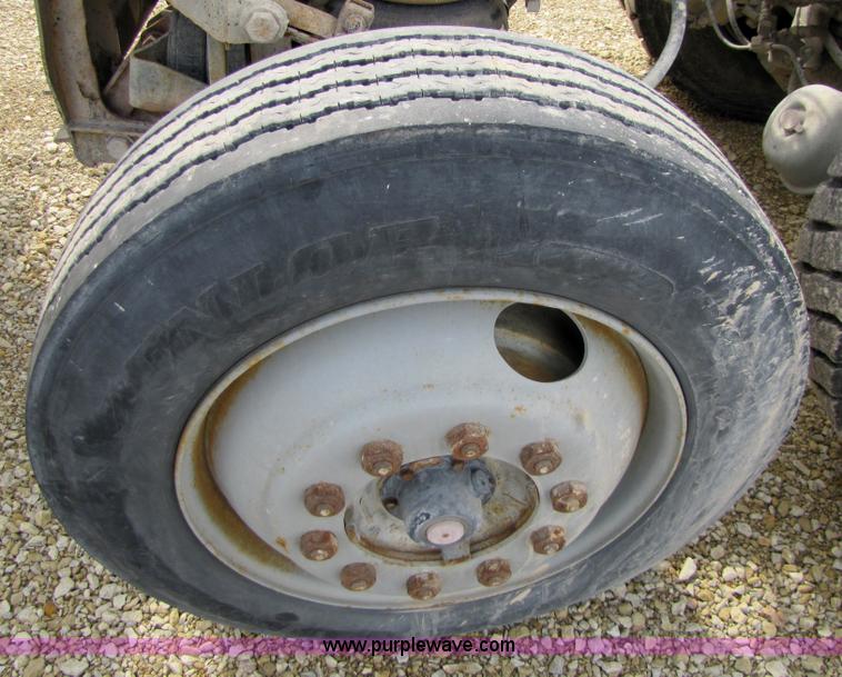 image for item 5169 1995 Mack RD690S cab and chassis