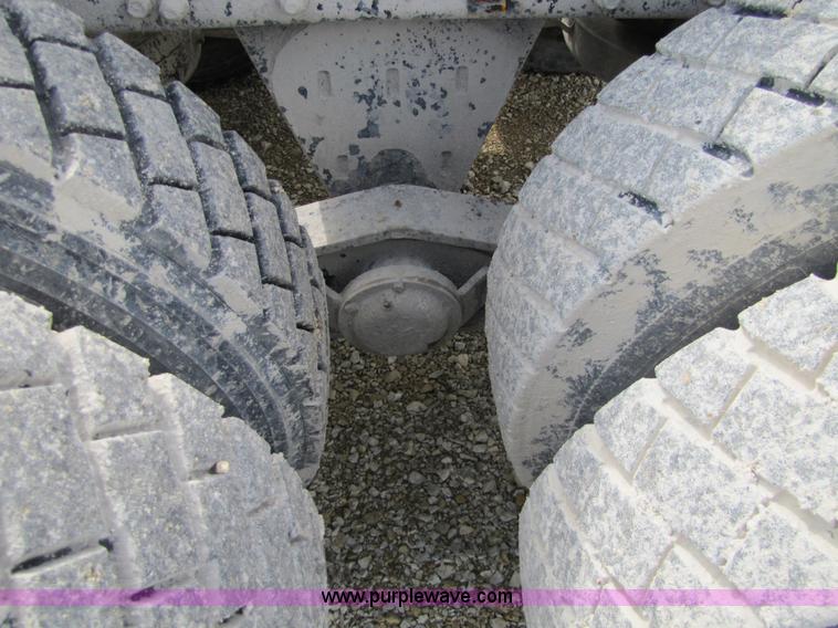 image for item 5169 1995 Mack RD690S cab and chassis