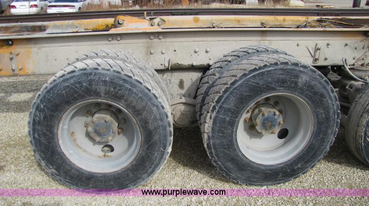 image for item 5169 1995 Mack RD690S cab and chassis