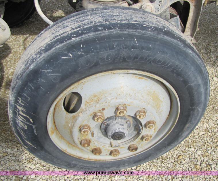 image for item 5169 1995 Mack RD690S cab and chassis