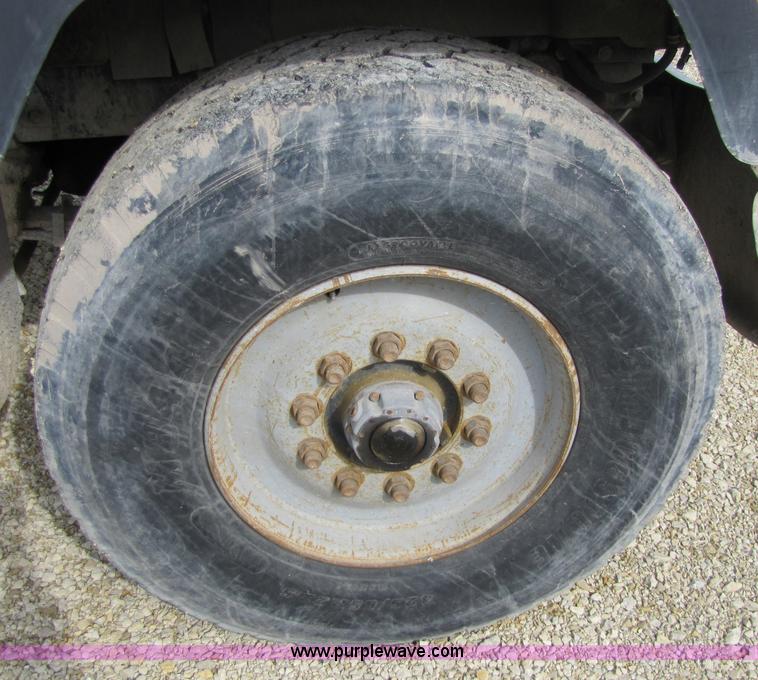 image for item 5169 1995 Mack RD690S cab and chassis