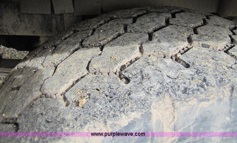 image for item 5169 1995 Mack RD690S cab and chassis