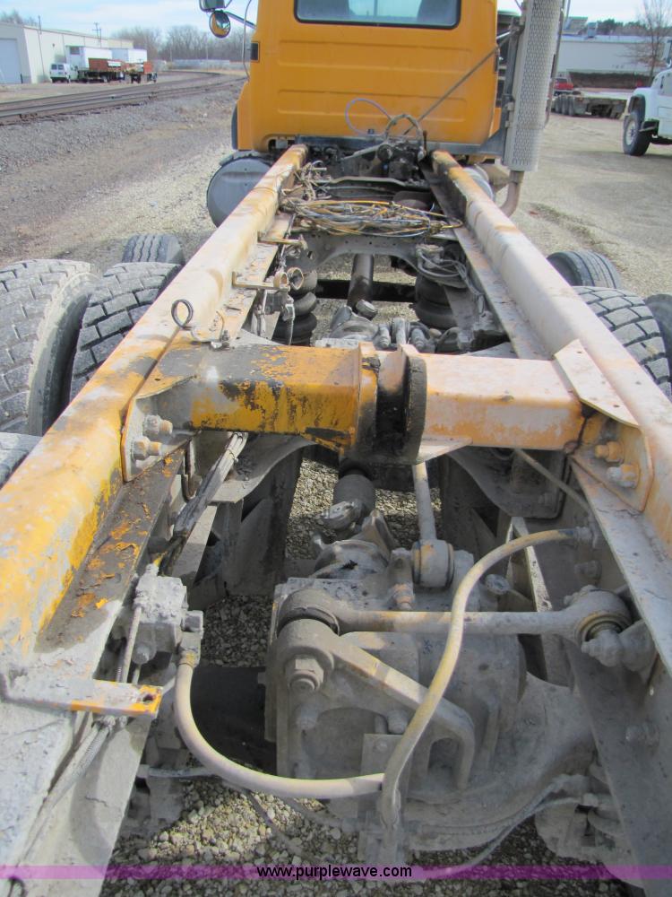 image for item 5169 1995 Mack RD690S cab and chassis