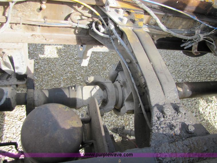 image for item 5169 1995 Mack RD690S cab and chassis