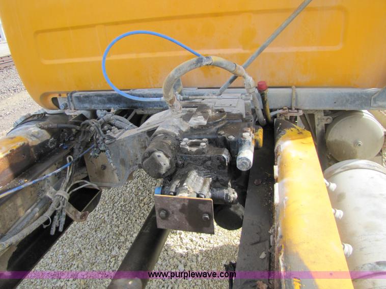 image for item 5169 1995 Mack RD690S cab and chassis