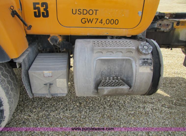 image for item 5169 1995 Mack RD690S cab and chassis