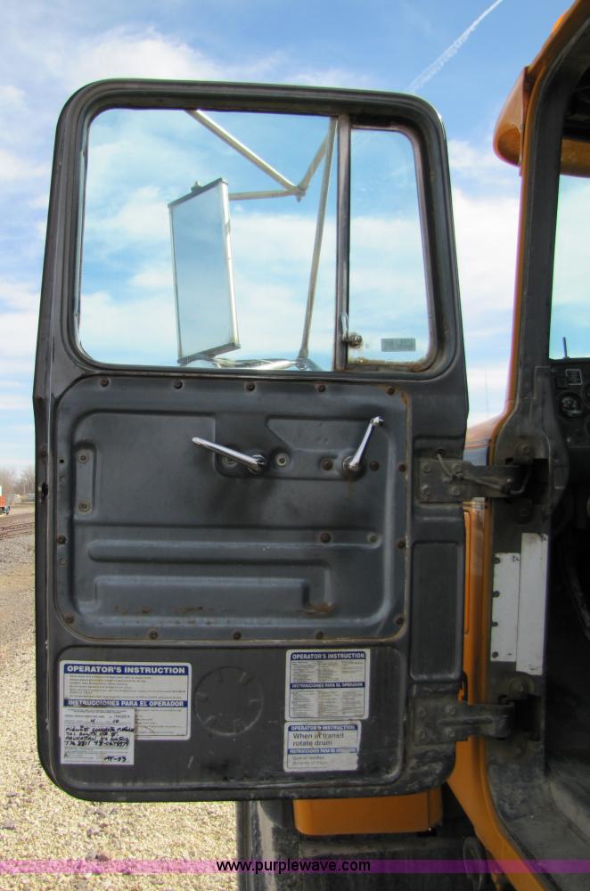 image for item 5169 1995 Mack RD690S cab and chassis