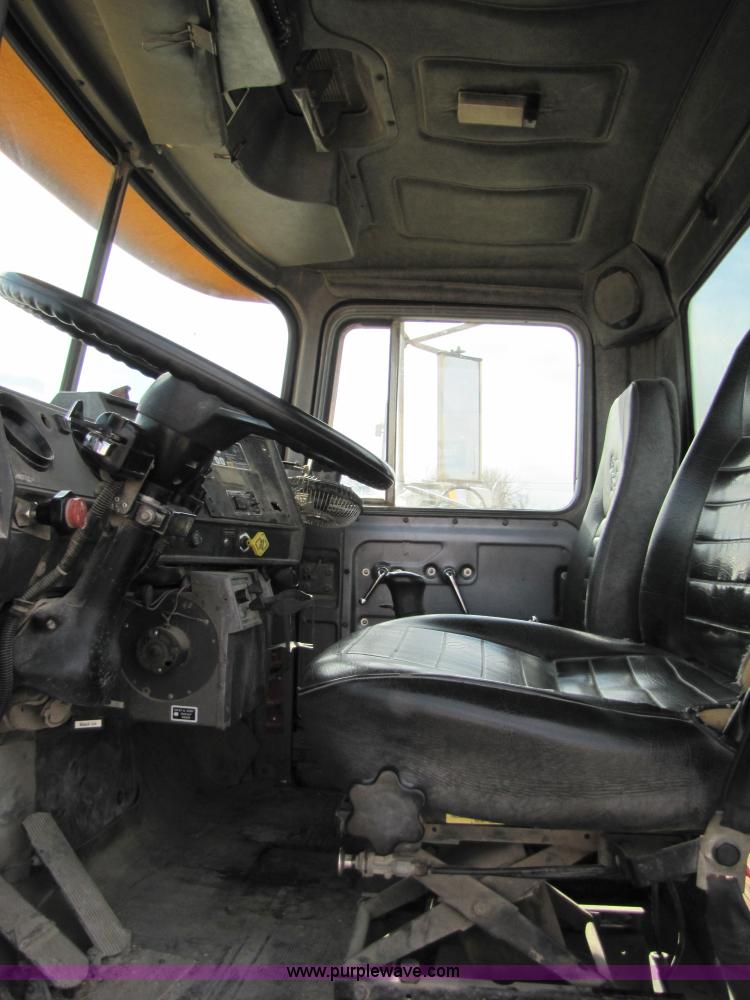 image for item 5169 1995 Mack RD690S cab and chassis