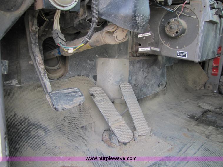 image for item 5169 1995 Mack RD690S cab and chassis