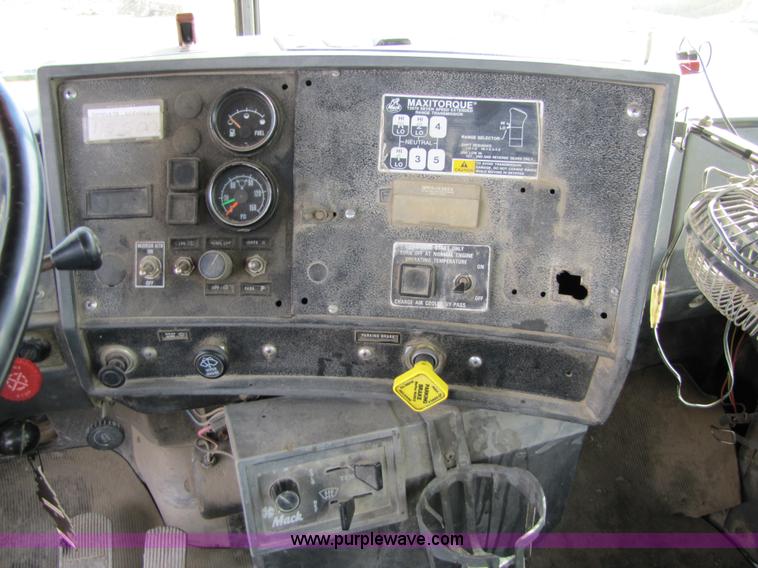 image for item 5169 1995 Mack RD690S cab and chassis