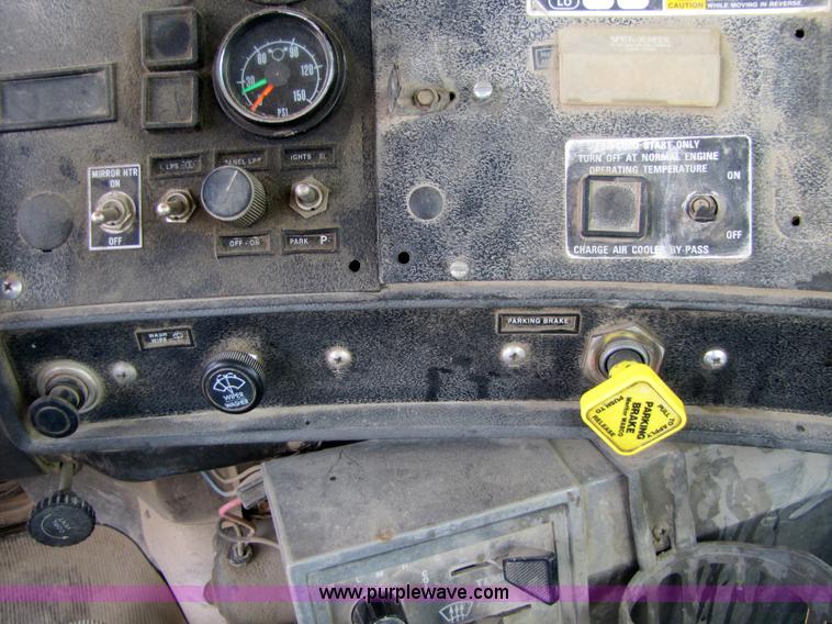 image for item 5169 1995 Mack RD690S cab and chassis