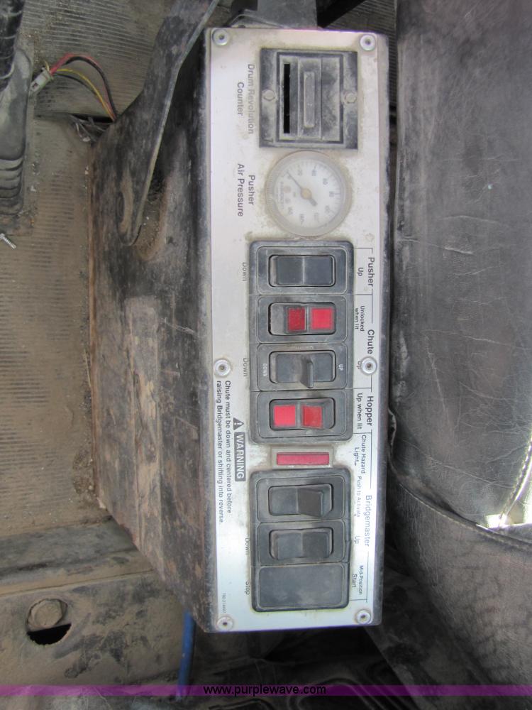 image for item 5169 1995 Mack RD690S cab and chassis