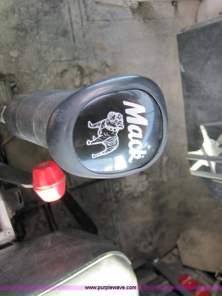 image for item 5169 1995 Mack RD690S cab and chassis