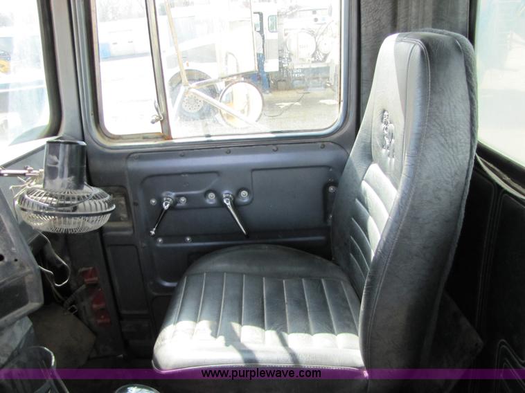 image for item 5169 1995 Mack RD690S cab and chassis