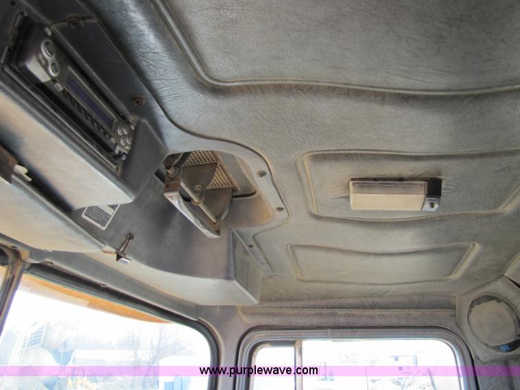 image for item 5169 1995 Mack RD690S cab and chassis