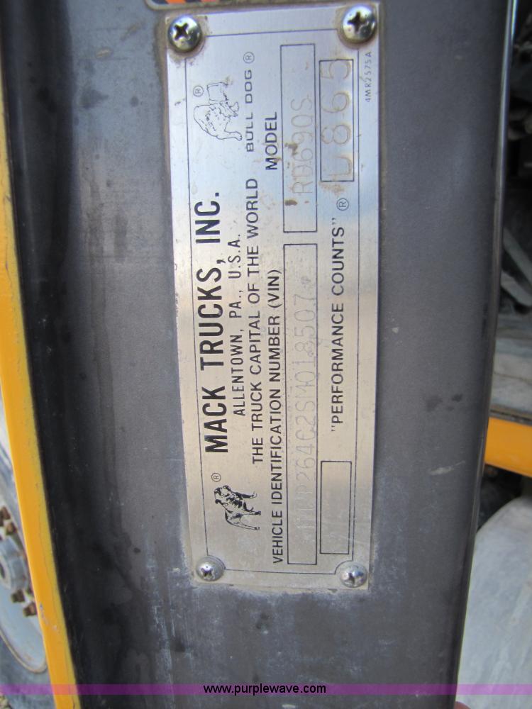 image for item 5169 1995 Mack RD690S cab and chassis