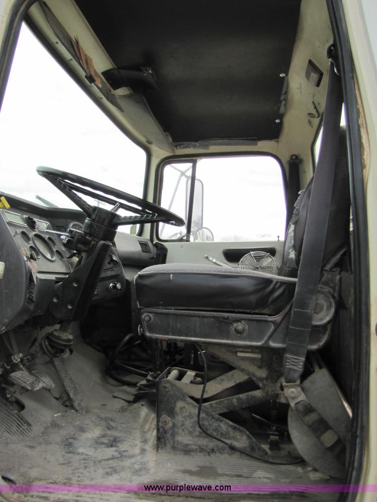 image for item 5170 1993 Ford LT8000 cement mixer truck