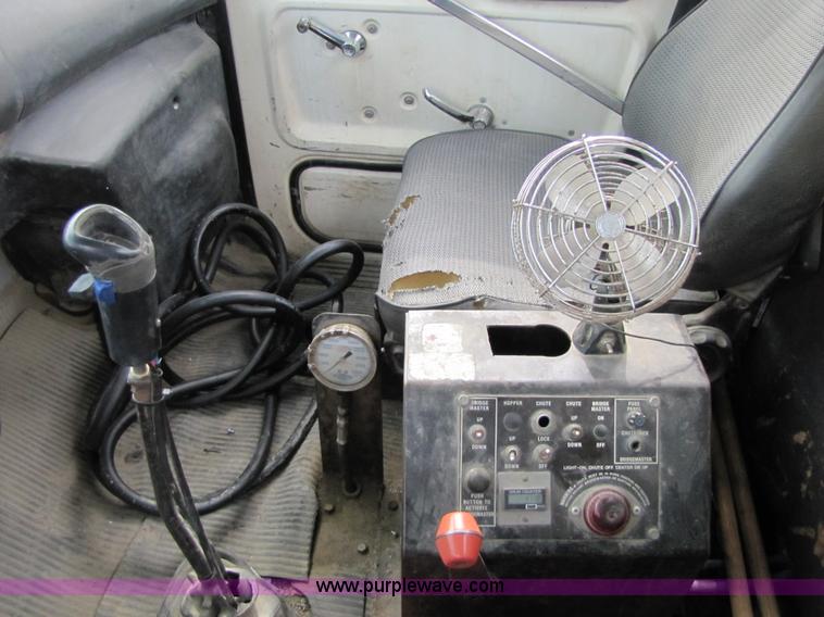 image for item 5170 1993 Ford LT8000 cement mixer truck