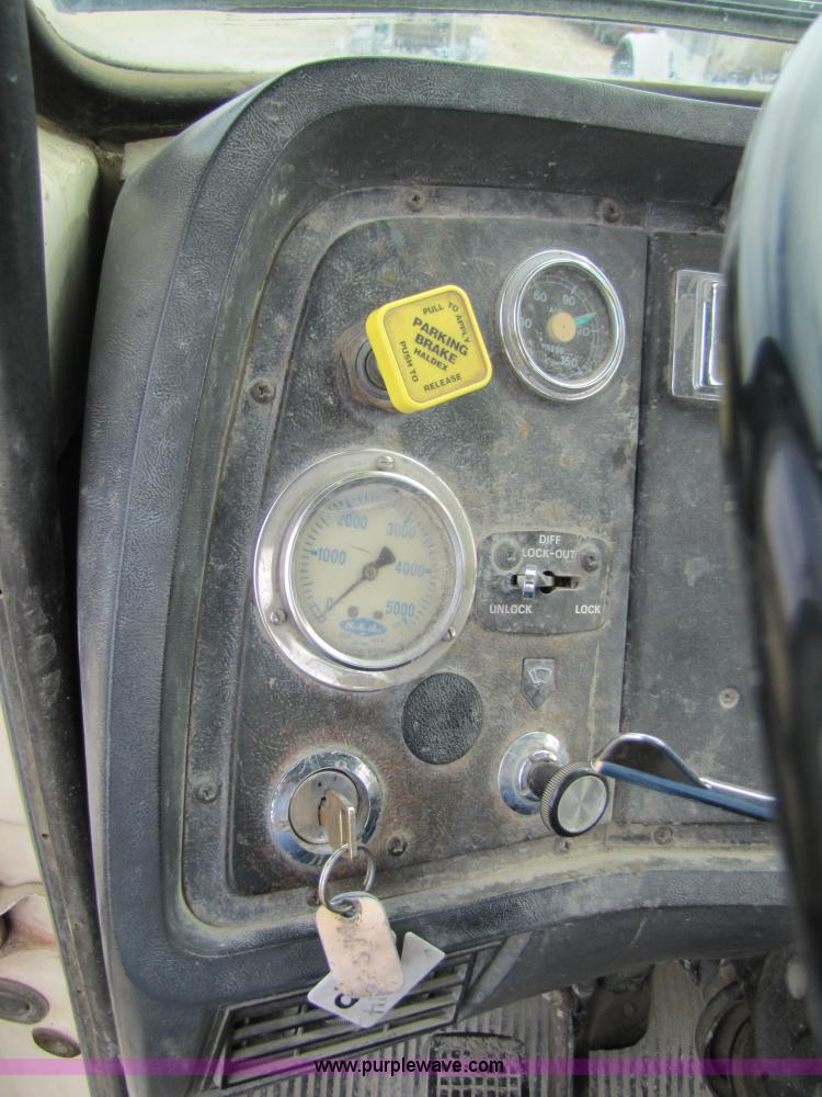 image for item 5170 1993 Ford LT8000 cement mixer truck