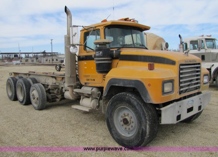 image for item 5174 1994 Mack RD690S cab and chassis