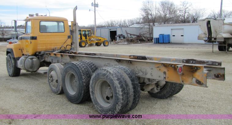 image for item 5174 1994 Mack RD690S cab and chassis