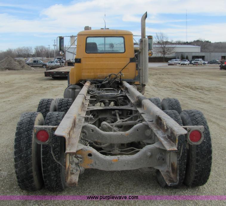 image for item 5174 1994 Mack RD690S cab and chassis
